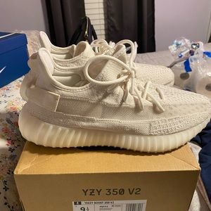 2017
Yeezy Boost 350 V2 'Cream White / Triple White'